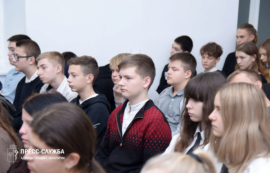 О спецоперации — из первых уст: в Евпатории состоялась встреча участника СВО с молодежью